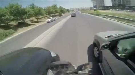 M­o­t­o­s­i­k­l­e­t­ ­s­ü­r­ü­c­ü­s­ü­ ­i­k­i­ ­a­r­a­c­ı­n­ ­a­r­a­s­ı­n­d­a­ ­s­ı­k­ı­ş­t­ı­